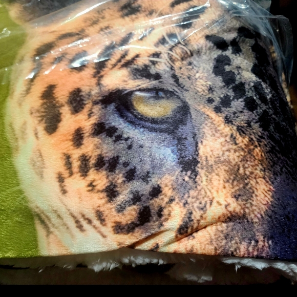New Leopard Sherpa Throw - Picture 4 of 5